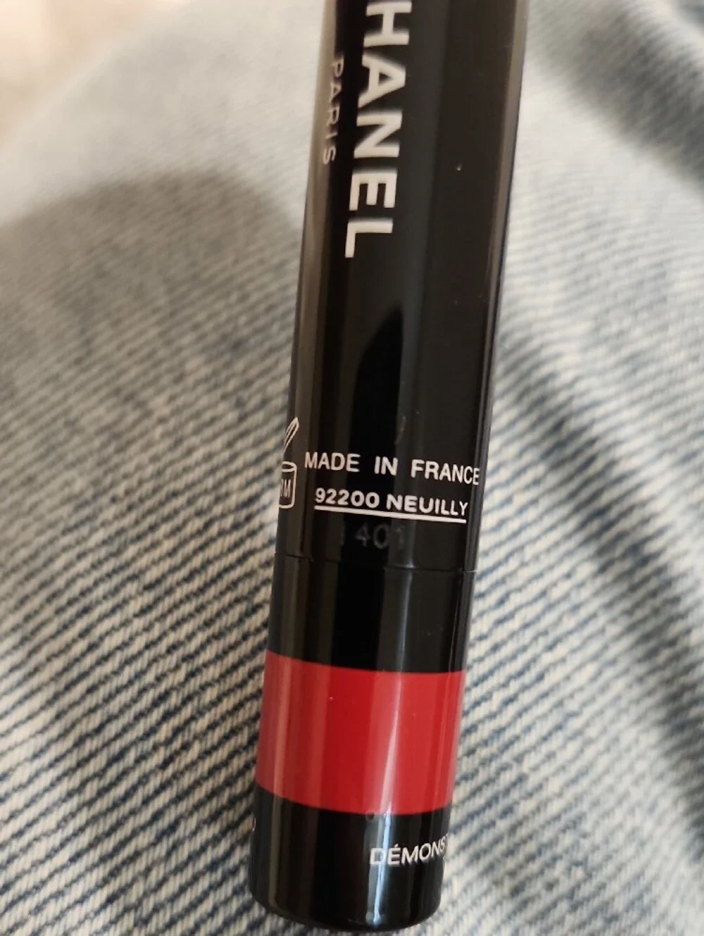 CHANEL Rouge Crayon Lipstick - Bright Coral Red